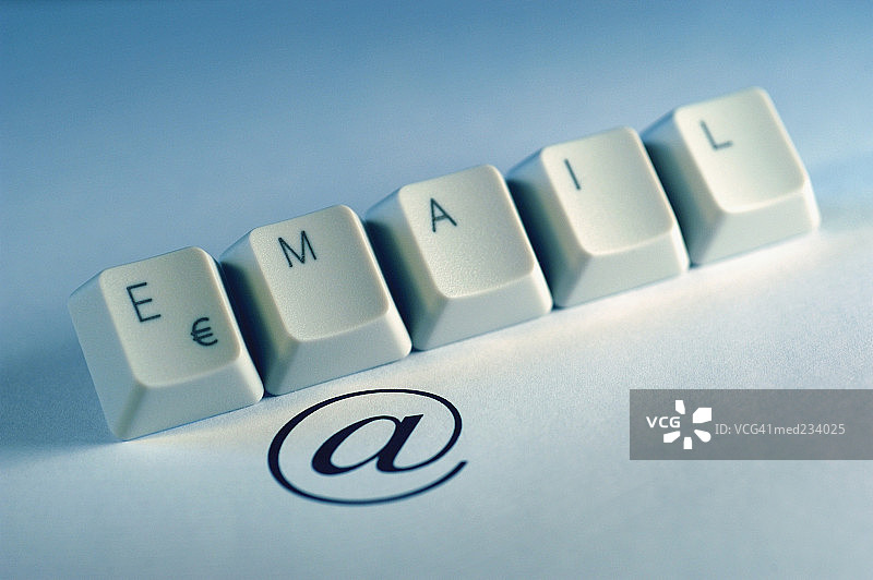电脑键盘按键拼出“email”单词图片素材