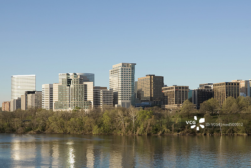美国弗吉尼亚州阿灵顿附近波托马克河上的水晶城全景图片素材