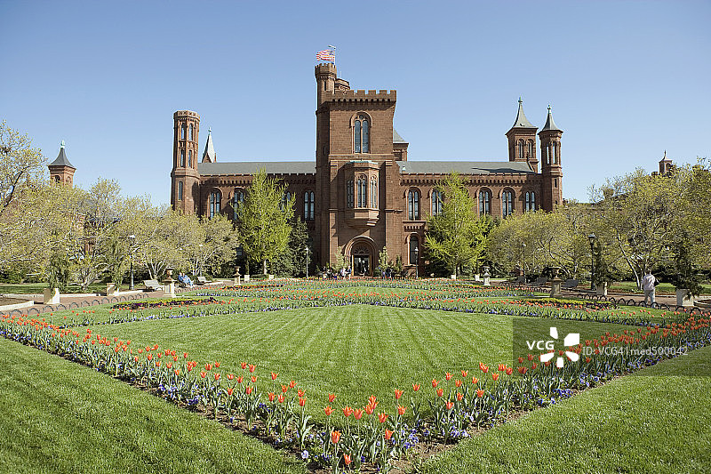 美国华盛顿特区史密森尼学会城堡前的花园和场地图片素材