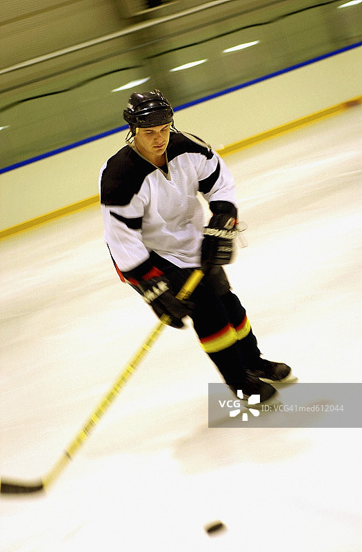 冰球运动员运动模糊倾斜人像图片素材