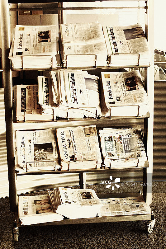 报刊架上的国际报纸特写图片素材