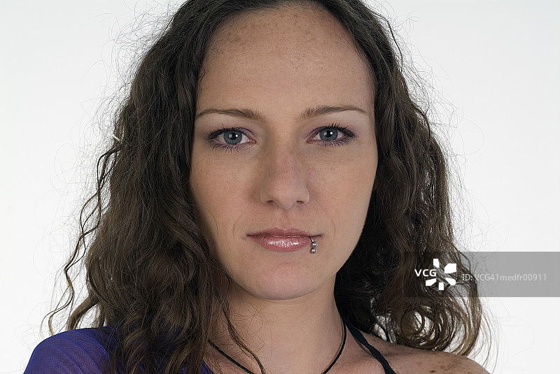 有唇钉的年轻女子图片素材