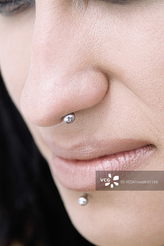 女人鼻子嘴巴带穿孔特写图片素材