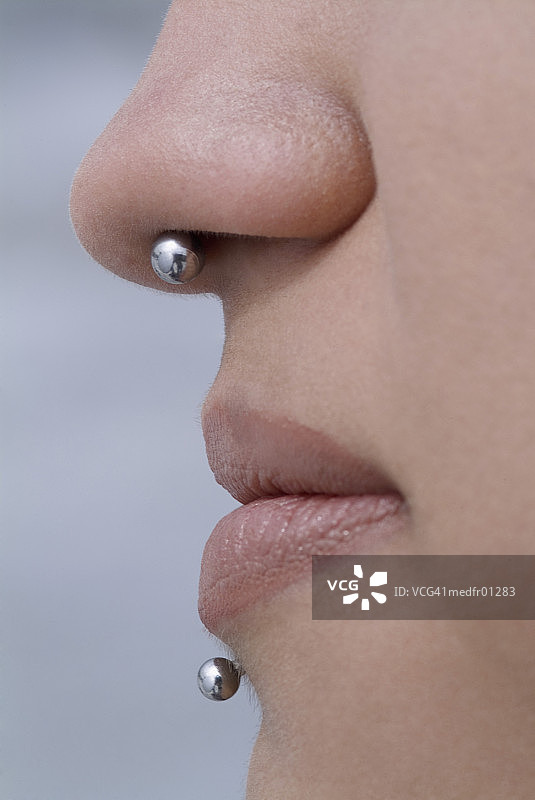 女人嘴部和下巴穿孔特写图片素材