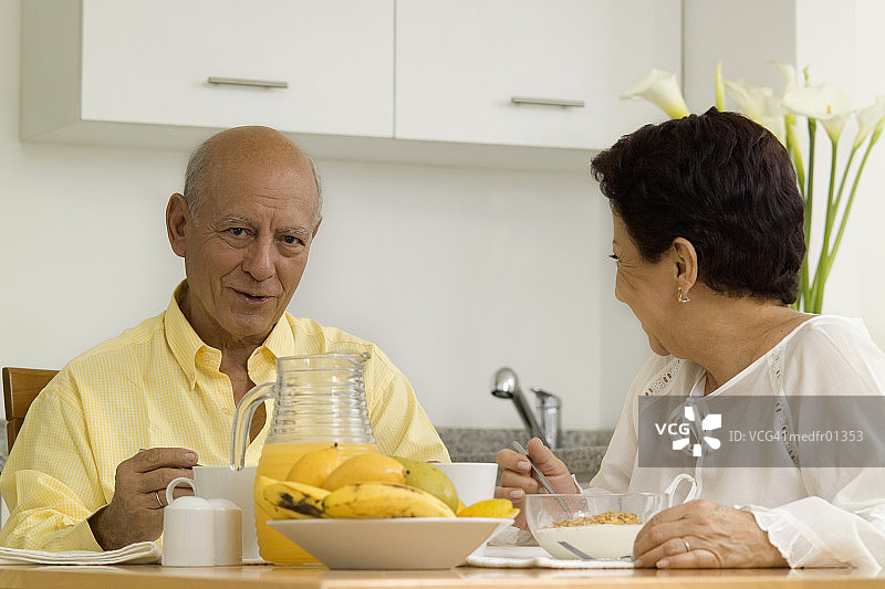老年夫妇享用早餐图片素材
