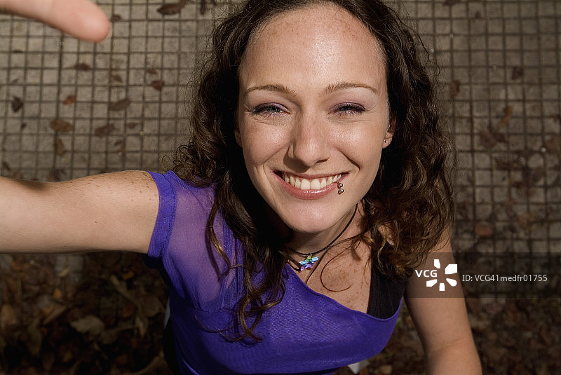 举起手臂微笑的女人图片素材