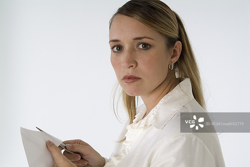 打开信封的年轻女人图片素材