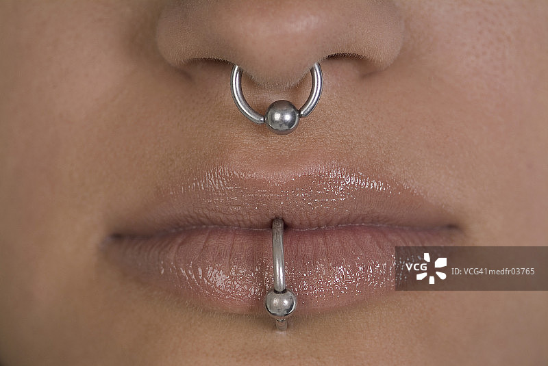 女人鼻子嘴巴带穿孔特写图片素材