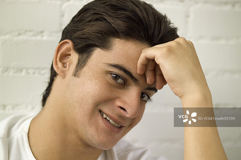 微笑青年人像特写图片素材