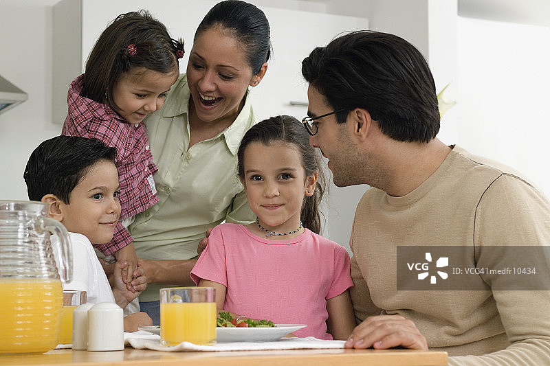一家人在厨房里一起吃午餐或晚餐，特写镜头图片素材