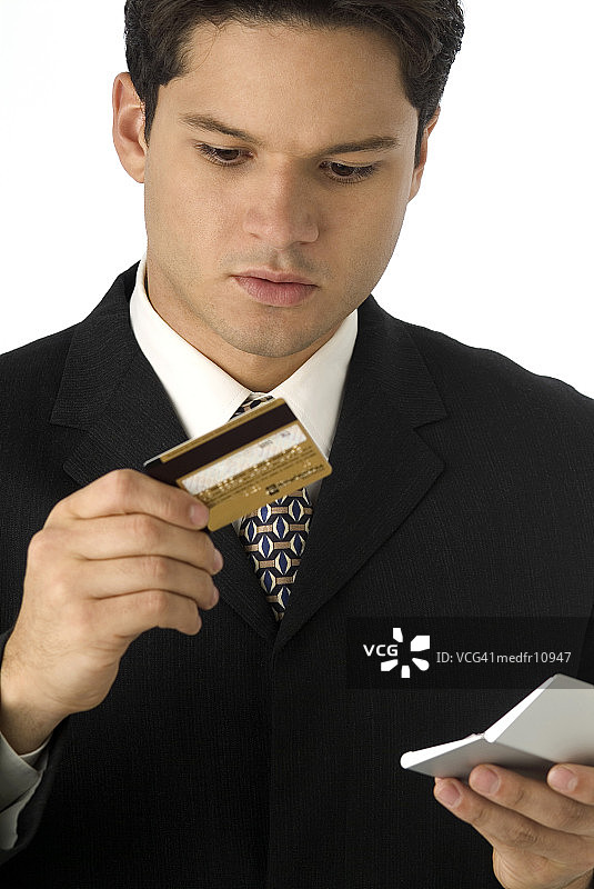 年轻商人拿着信用卡和卡包特写镜头图片素材