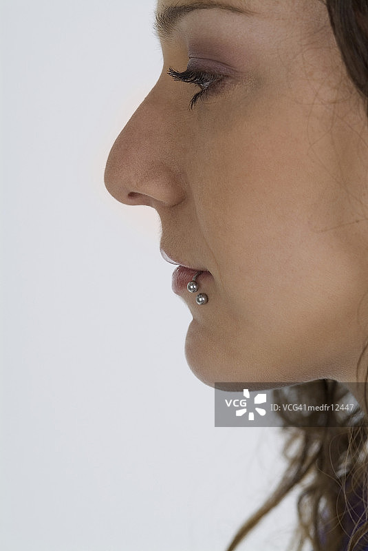 侧面轮廓：嘴唇穿孔的年轻女子图片素材