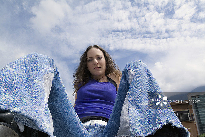 年轻女人的仰视角度照片图片素材