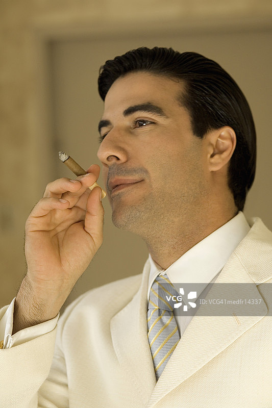 抽雪茄的年轻男人图片素材