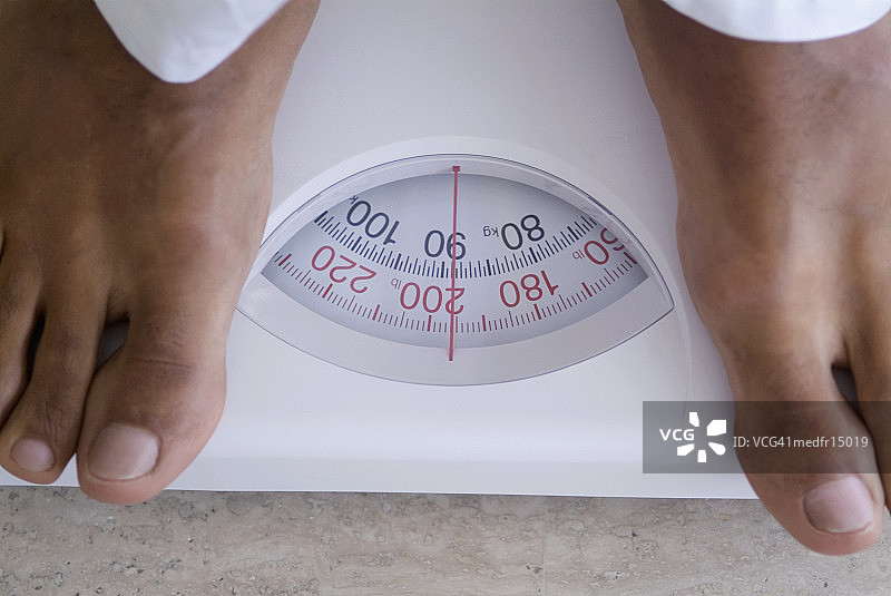 人的脚在天平上的极端特写图片素材