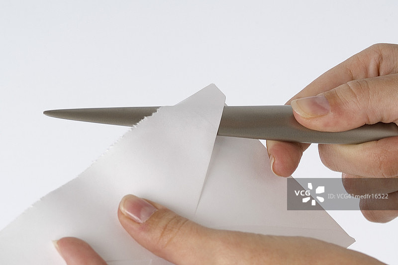 用开信刀打开信封的人特写图片素材