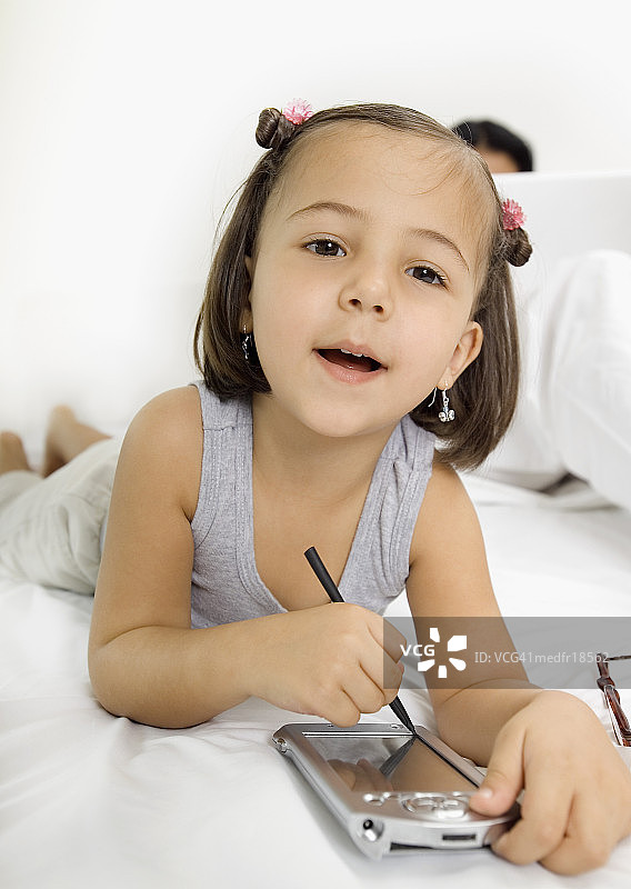 女孩在笔记本上写作图片素材