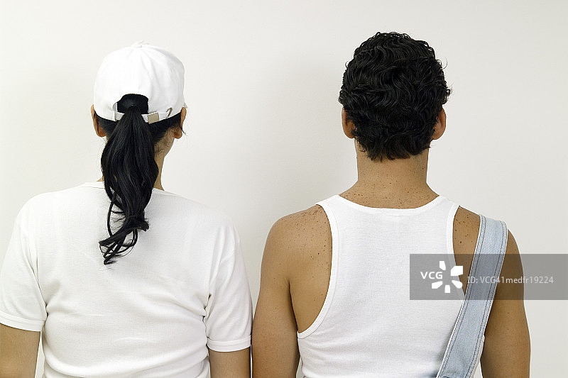 情侣面对墙壁的背影图片素材