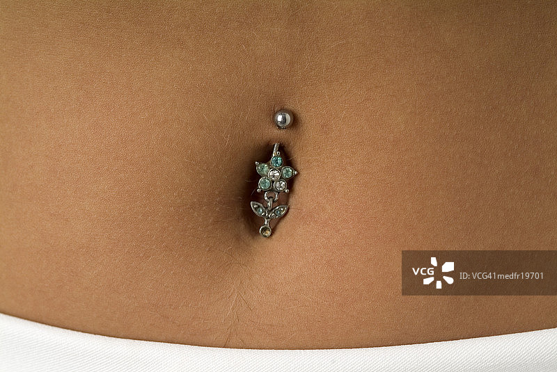 特写：肚脐上的穿孔图片素材