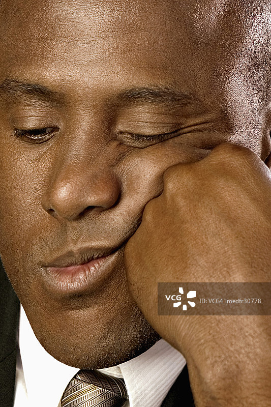 手撑着头，沉思的黑人商人图片素材