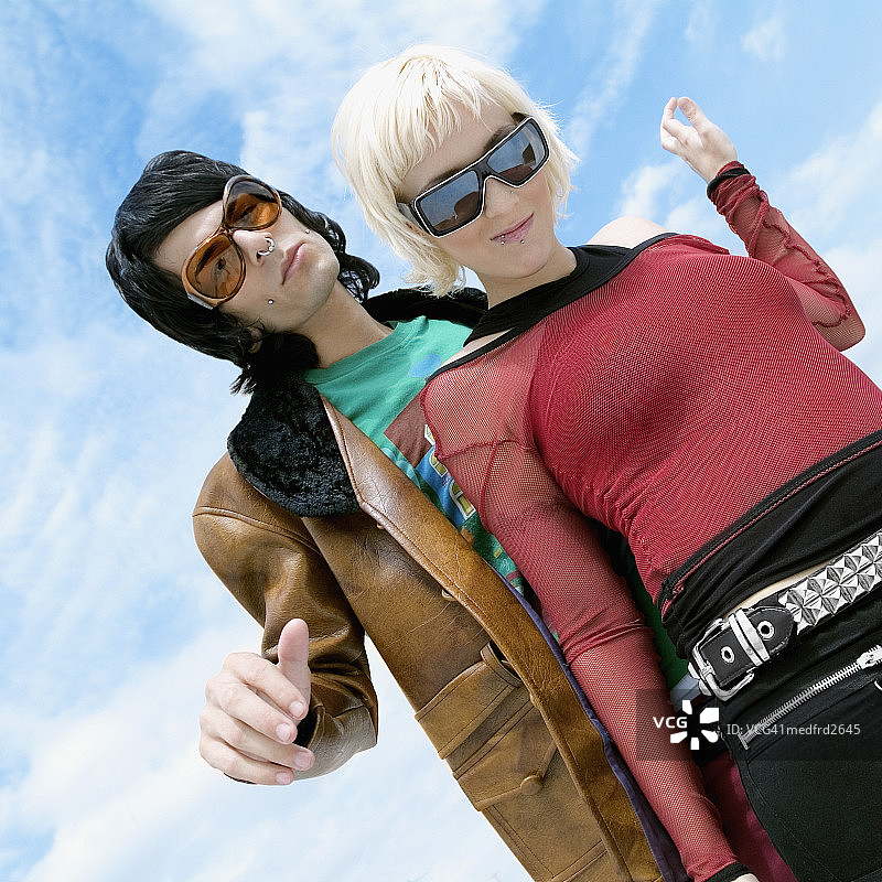 户外年轻哥特情侣特写图片素材