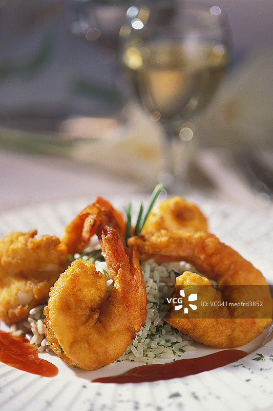 炸虾米饭配葡萄酒杯特写图片素材