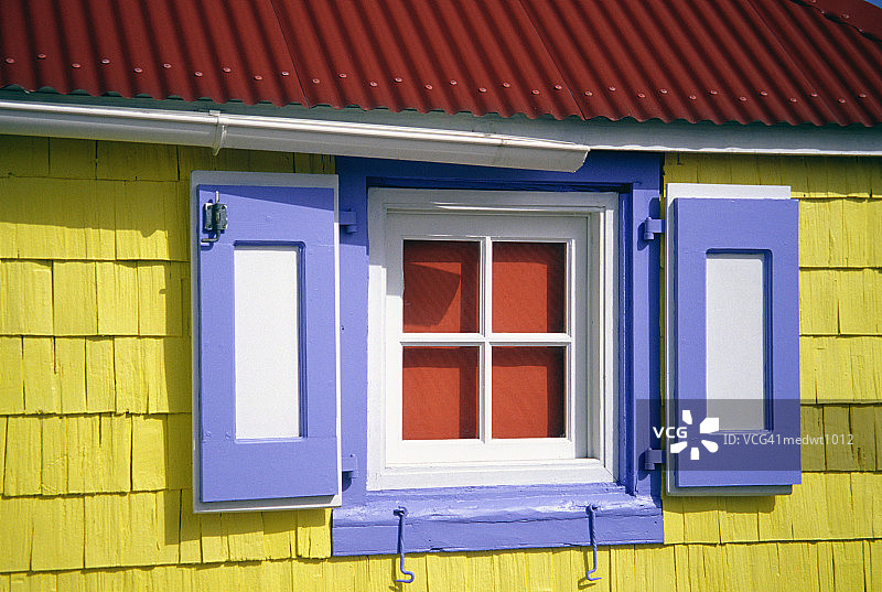圣巴茨古斯塔维亚房屋上的彩色窗户，加勒比海图片素材