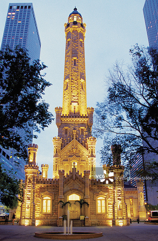 美国伊利诺伊州芝加哥的夜间水塔图片素材