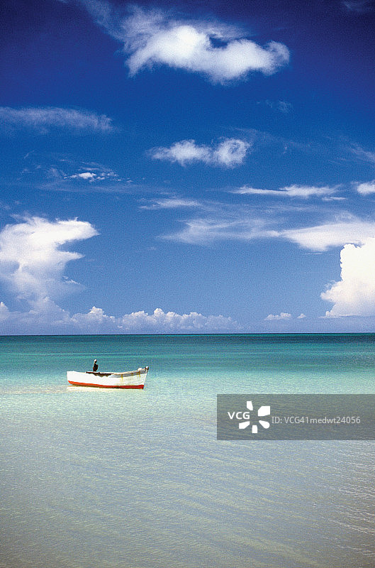 在安提瓜特纳海滩乘船的人，加勒比海图片素材