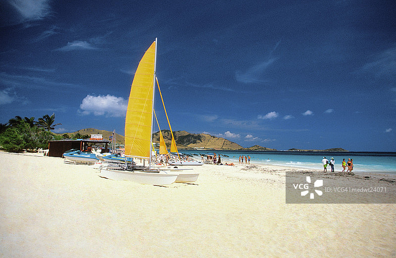 圣马丁岛东方海滩的双体船和人群，加勒比海图片素材