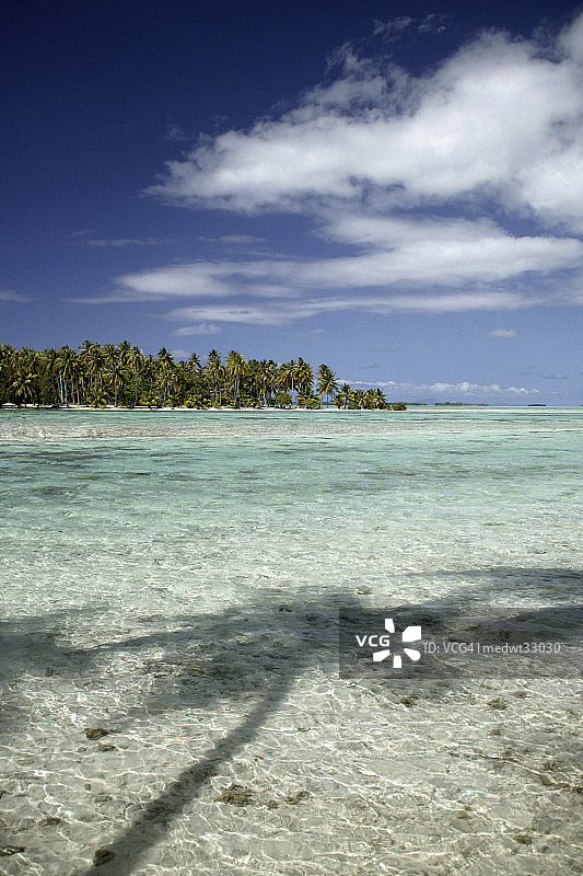 法属波利尼西亚，波拉波拉岛，莫图岛，从海上看海滩的景色图片素材