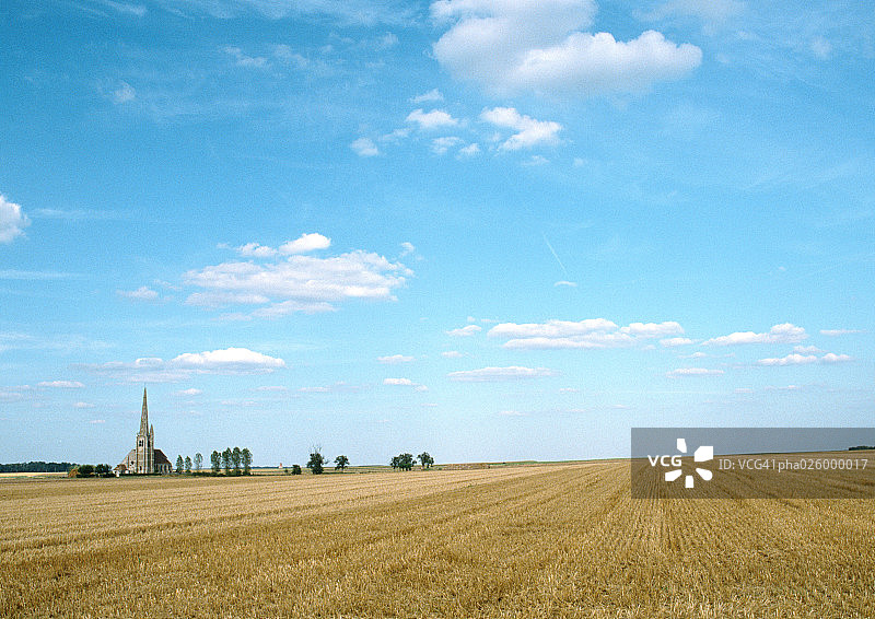 法国皮卡第的田野、树木和教堂图片素材