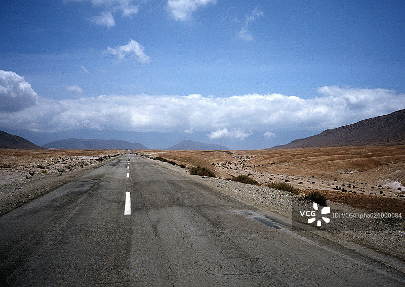 沙漠中的道路，低矮地平线，消失点图片素材