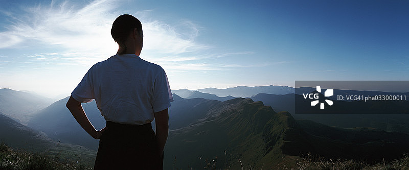 法国日出时分男子在山顶眺望远方全景（背影）图片素材
