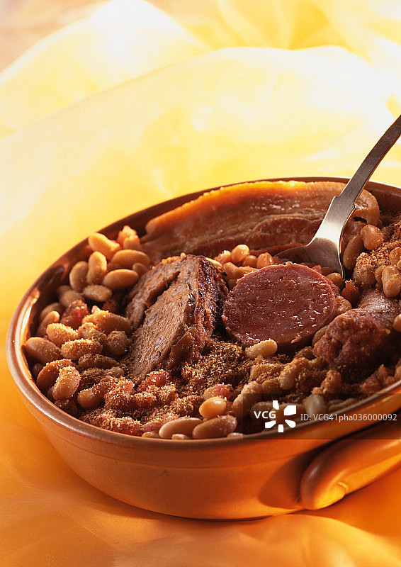 砂锅法式肉类和豆类炖菜特写图片素材