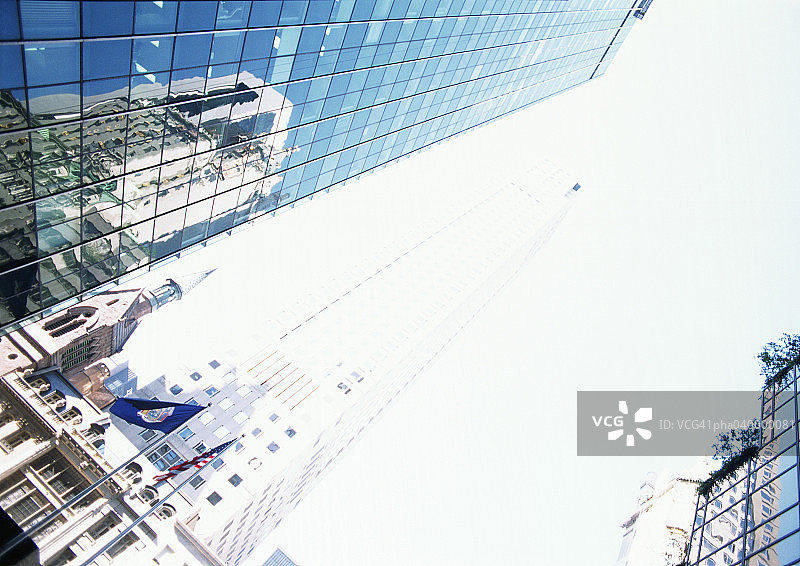 塔楼和摩天大楼的低角度视图图片素材