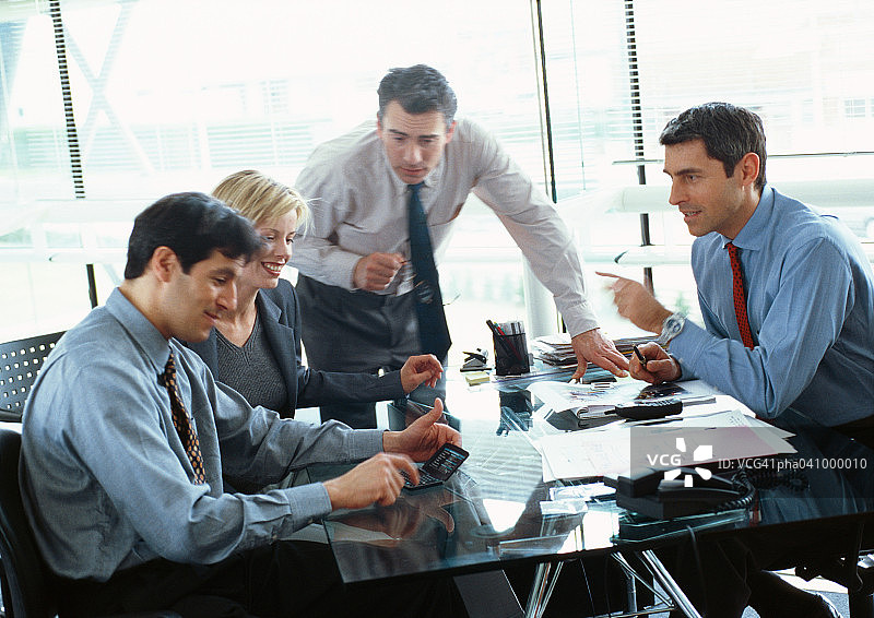 会议室里的四个商人，模糊图片素材