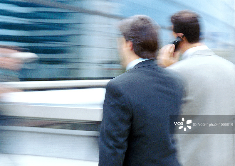 并排走着的两位商人，后视图，模糊图片素材