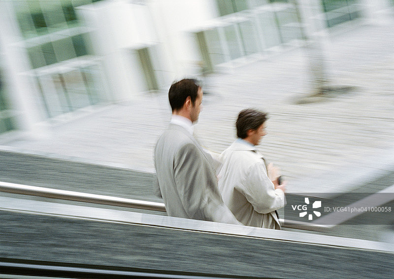 在室外楼梯上的两位模糊的商人图片素材