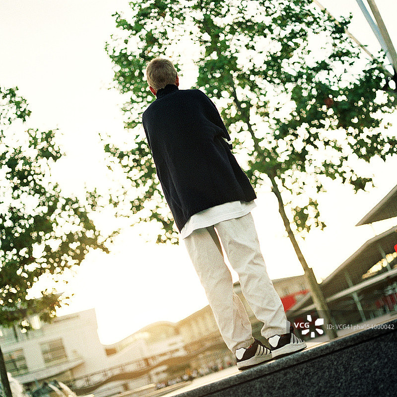 站在站台上，后视的男青少年图片素材