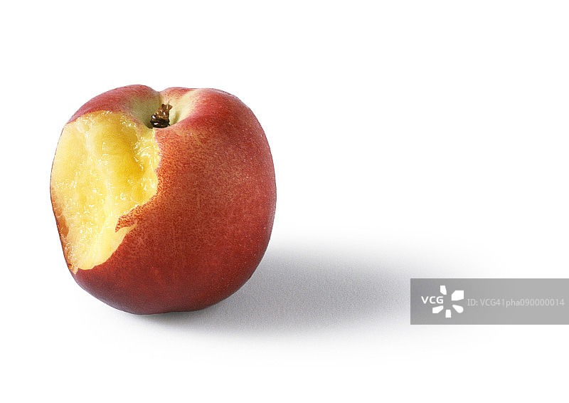 被咬过的桃子，白色背景图片素材