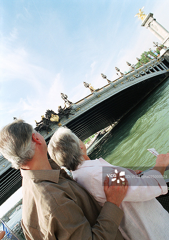 中年妇女和男人看着一座桥图片素材