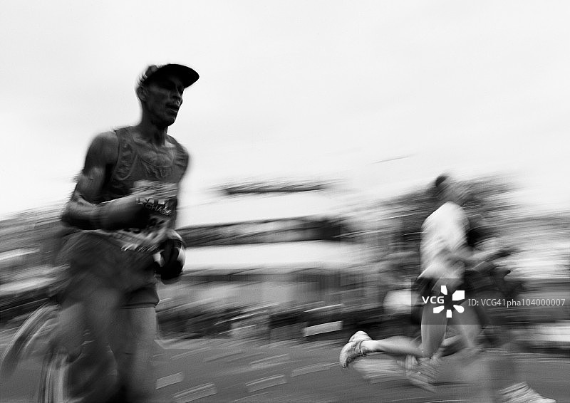 人们在户外慢跑，模糊的运动，黑白图片素材