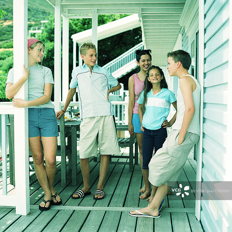 站在房子前的五位青少年图片素材