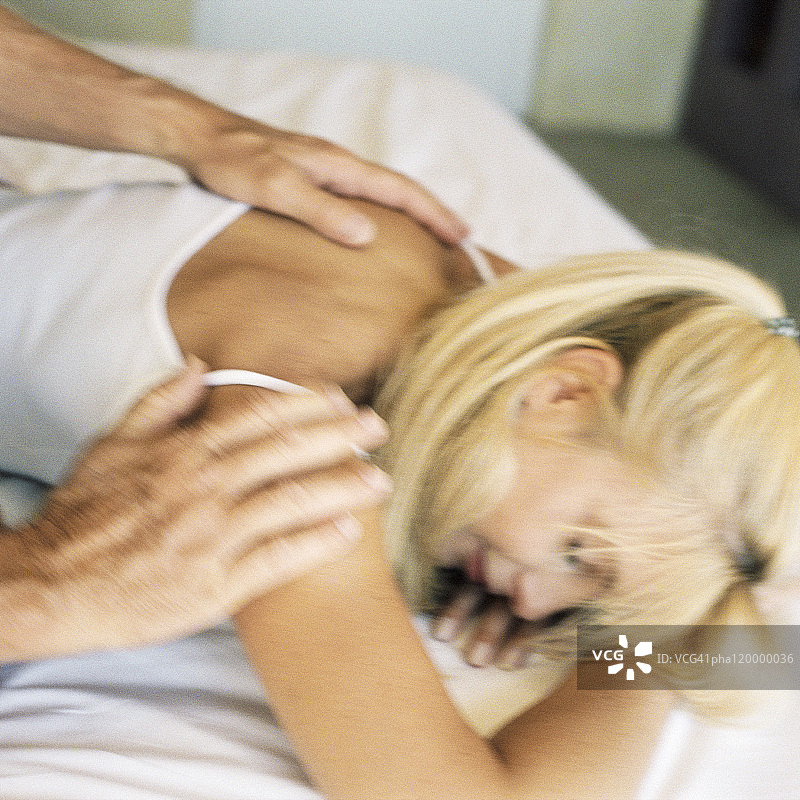 按摩中的女人特写图片素材