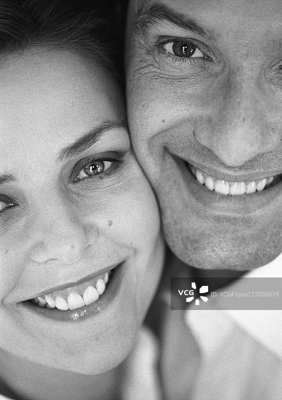 情侣拥抱特写（黑白照片）图片素材