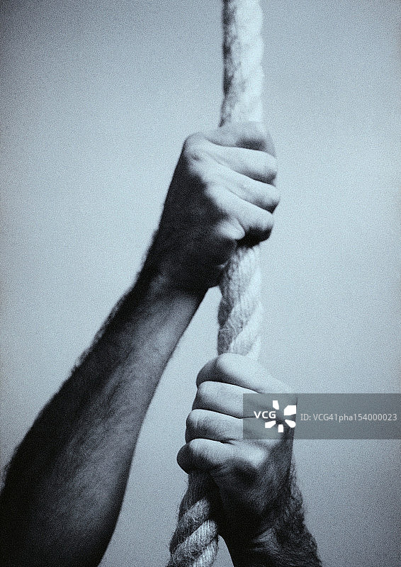 男人手握绳子，黑白照片图片素材