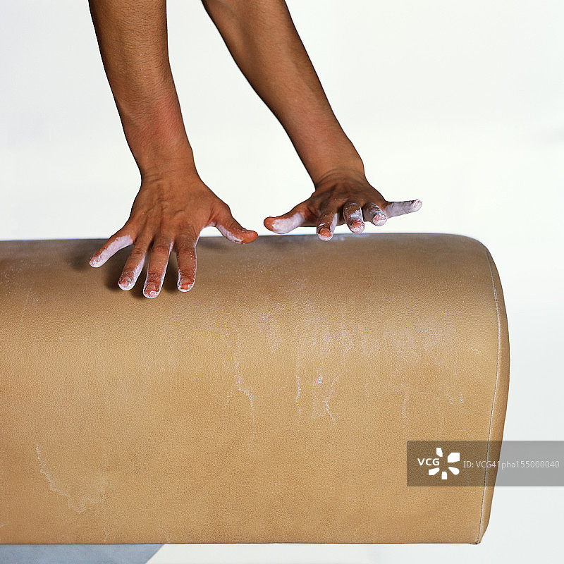 女子体操运动员在鞍马上（侧视图，特写）图片素材