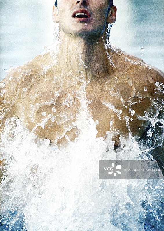 从水中出来的男人图片素材