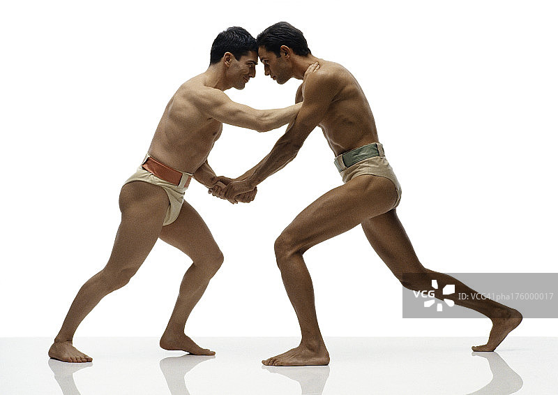 半裸男人摔跤，侧视图图片素材